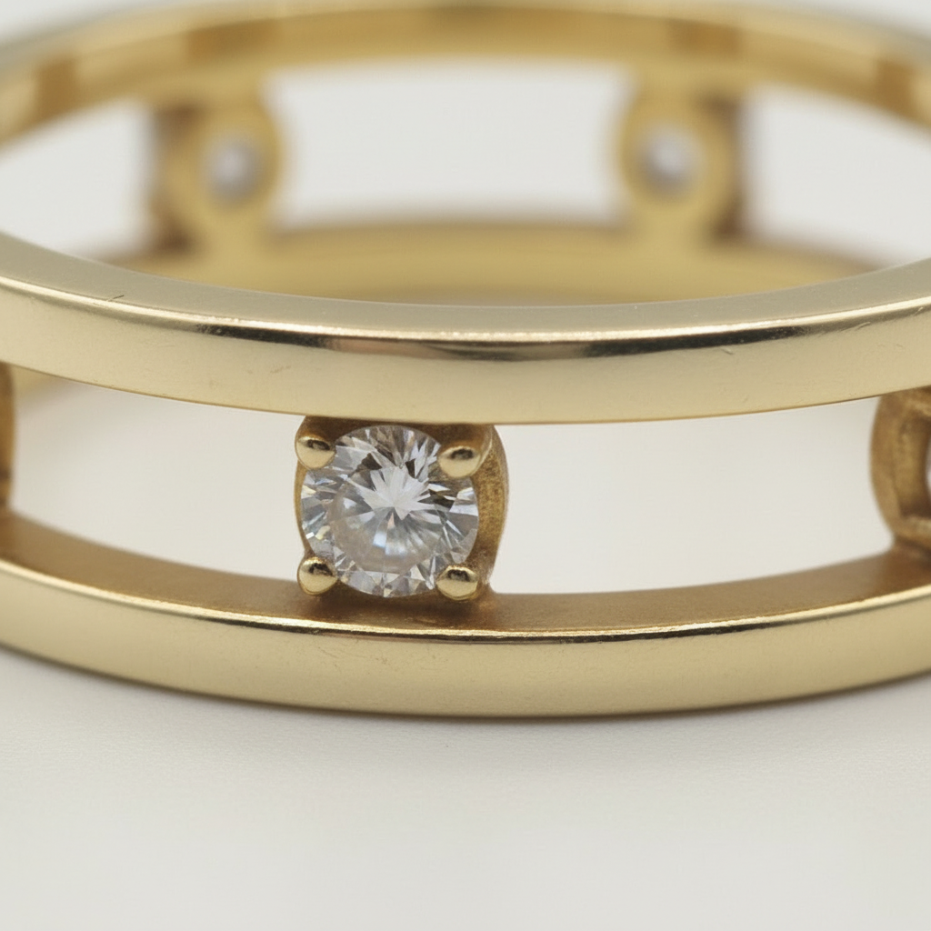 Ring macro diamonds